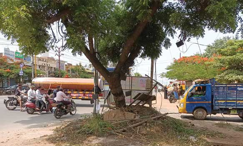 குனியமுத்தூரில்  போக்குவரத்துக்கு இடையூறாக நிற்கும் மின்கம்பம்
