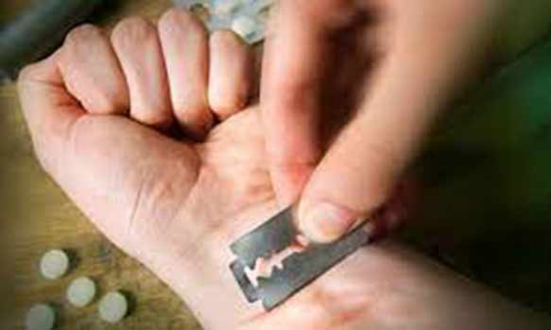 போலீஸ்காரர் கையை பிளேடால் அறுத்து தற்கொலை முயற்சி