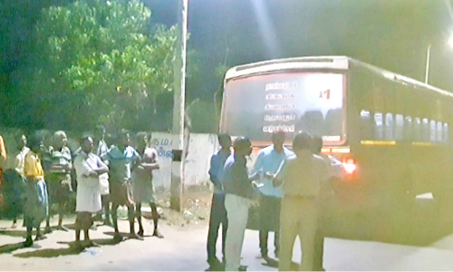 ஓடும் பஸ்சில் சுற்றுலா பயணிகளுக்கு கத்திக்குத்து