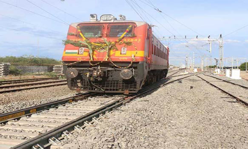 வாலாஜாவில் அனைத்து ெரயில்களும் நின்று செல்ல வேண்டும்: ஊராட்சிக் குழு கூட்டத்தில் தீர்மானம்.