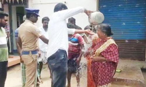 மனைவி- தாயுடன் தீக்குளிக்க முயன்ற வாலிபர்