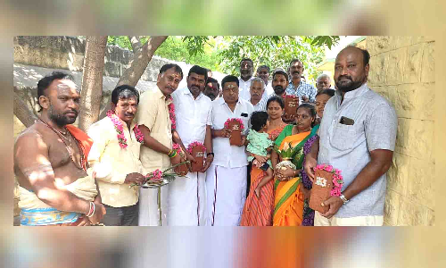 அரசு பள்ளி கட்டிடத்தை  புதுப்பிக்கும் பணிக்கு பூமி பூஜை