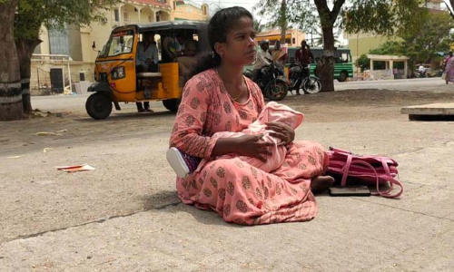 தேர்வு எழுத அனுமதிக்கக் கோரி கல்லூரி வளாகத்தில் கைக்குழந்தையுடன் மாணவி தர்ணா