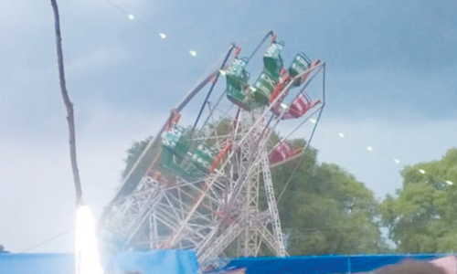 பேரணாம்பட்டு அருகே ராட்டினம் சரிந்து விழுந்தது.