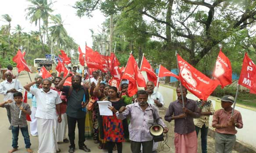 கோட்டாரில் இன்று ரெயில் மறியல் போராட்டத்துக்கு வந்தவர்களை தடுத்து நிறுத்திய போலீசார்