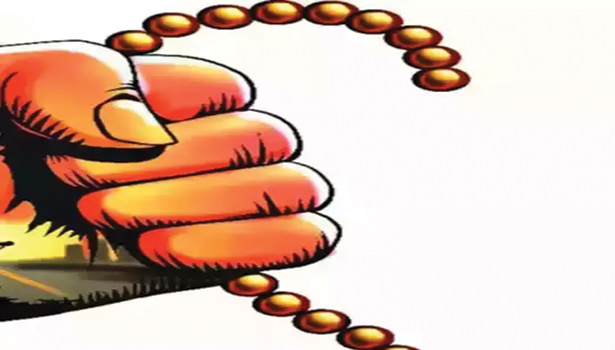 வீட்டில் தூங்கிய 3 பெண்களிடம் அடுத்தடுத்து செயின் பறிப்பு வீட்டில் தூங்கிய 3 பெண்களிடம் அடுத்தடுத்து செயின் பறிப்பு