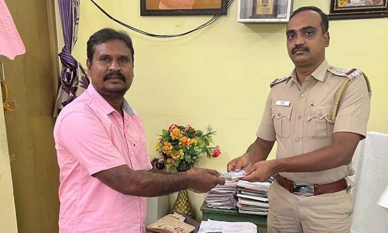 சாலையில் கிடந்த 11 ஆயிரம் பணத்தை போலீசில் ஒப்படைத்த லாரி உரிமையாளர் சாலையில் கிடந்த 11 ஆயிரம் பணத்தை போலீசில் ஒப்படைத்த லாரி உரிமையாளர்