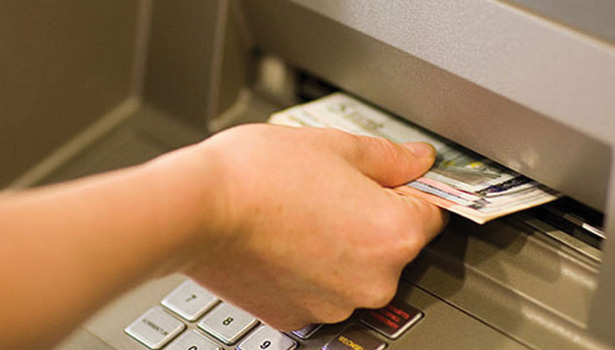 ஏ.டி.எம். மையத்தில் உதவி செய்வது போல் நடித்து ரூ.23 ஆயிரம் திருட்டு