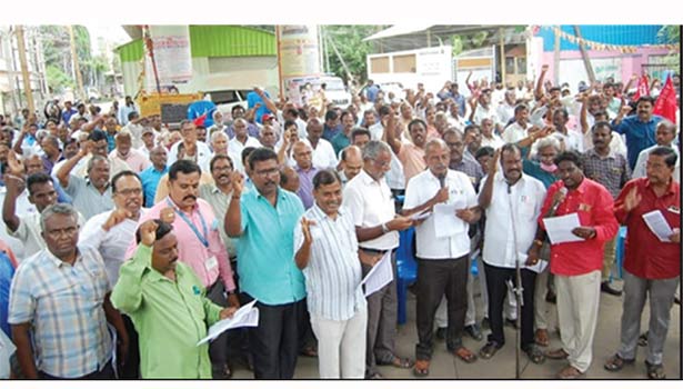 பல்வேறு கோரிக்கைகளை வலியுறுத்தி மின்வாரிய பணியாளர்கள் ஆர்ப்பாட்டம் பல்வேறு கோரிக்கைகளை வலியுறுத்தி மின்வாரிய பணியாளர்கள் ஆர்ப்பாட்டம்