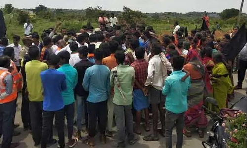 குவாரிகளை மூட வலியுறுத்தி பொதுமக்கள் திடீர் சாலைமறியல்