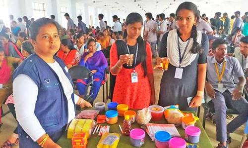 உணவு பாதுகாப்பு தினத்தை முன்னிட்டு ஆரோக்கிய உணவுகள் தயாரித்து அசத்திய மாணவிகள்