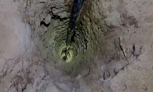 குஜராத்தில் ஆழ்துளை கிணற்றில் விழுந்த 2 வயது சிறுவன்- அதிர்ஷ்டவசமாக உயிர் தப்பினான்