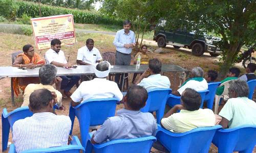 மக்காச்சோளத்தில் படைப்புழு தாக்குதலை தடுப்பது குறித்து விவசாயிகளுக்கு விளக்கம்