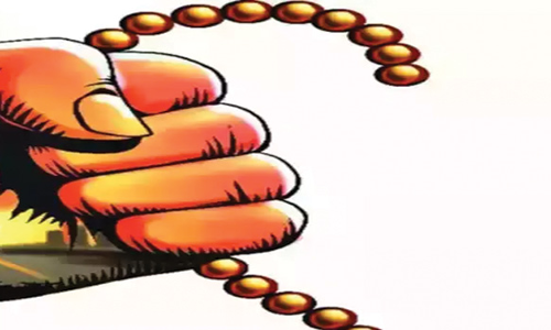 வீட்டில் தூங்கிய 3 பெண்களிடம் அடுத்தடுத்து செயின் பறிப்பு