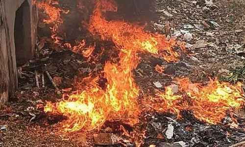 பிளாஸ்டிக் கழிவுகளை தீவைத்து எரிக்கும் மர்ம நபர்கள்