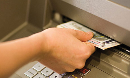 ஏ.டி.எம். மையத்தில் உதவி செய்வது போல் நடித்து ரூ.23 ஆயிரம் திருட்டு