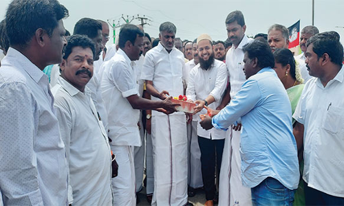 வாரச்சந்தை பின்புறம் ரூ.20 லட்சத்தில் சாலை, தடுப்பு வேலி