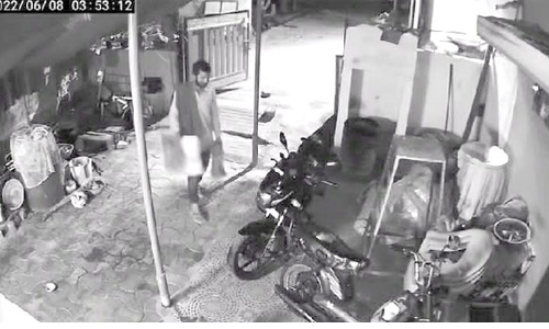 போத்தனூரில் இரவில் வீட்டுக்குள் புகுந்து நோட்டமிடும் மர்ம நபர்