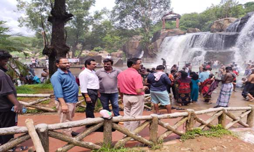 திற்பரப்பு அருவி பகுதியில் வாகனங்கள் நிறுத்த கூடுதல் இடம்