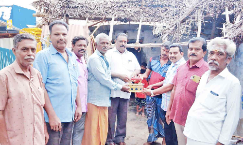 சலவைத் தொழிலாளிக்கு இஸ்திரி பெட்டி