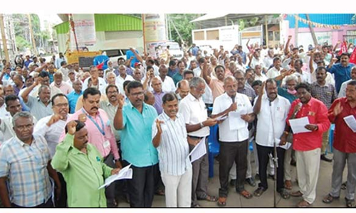 பல்வேறு  கோரிக்கைகளை வலியுறுத்தி மின்வாரிய பணியாளர்கள் ஆர்ப்பாட்டம்