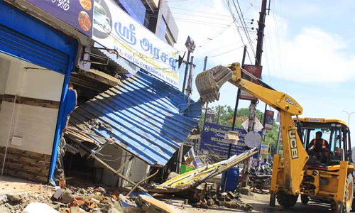 வண்ணார்பேட்டையில் ஆக்கிரமிப்பு கடைகள் இடித்து அகற்றம்