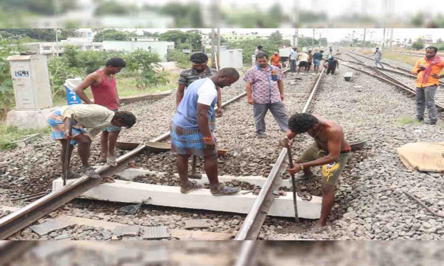 தண்டவாளத்தில் சிலாப்புகளை மாற்றியமைக்கும் பணி தீவிரம்