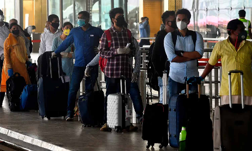 கொரோனா பாதுகாப்பு விதிகளை மீறும் விமான பயணிகளை கீழே இறக்கி விடுங்கள்: டி.ஜி.சி.ஏ. உத்தரவு