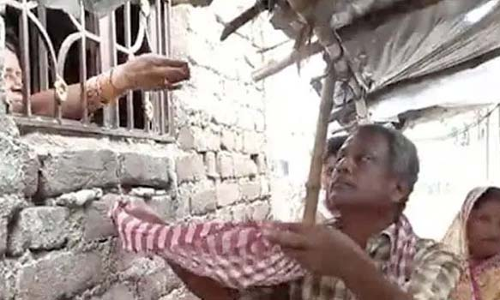 ரூ.50 ஆயிரம் லஞ்சம் கேட்ட ஆஸ்பத்திரி ஊழியர்கள்- மகன் உடலை வாங்க வீடு, வீடாக பிச்சை எடுத்த பெற்றோர்கள்