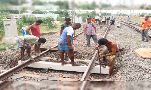 தண்டவாளத்தில் சிலாப்புகளை மாற்றியமைக்கும் பணி தீவிரம்