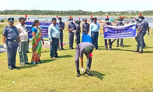 பரமத்திவேலூர் காவிரி ஆற்றை சுத்தம் செய்த விமானப்படை மாணவர்கள்