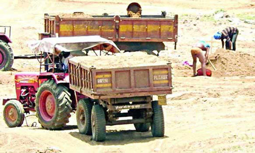 மணல் கடத்திய டிராக்டர் பறிமுதல்