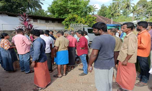 பொன்மனையில் குப்பை வாகனம் சிறை பிடிப்பு