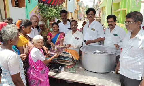 அரக்கோணத்தில் ஏழைகளுக்கு இலவச வேட்டி, சேலை, அன்னதானம்