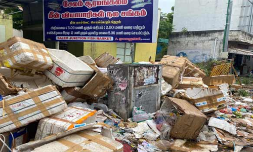 மீன்மார்க்கெட் அருகே தேங்கும் குப்பைகள்