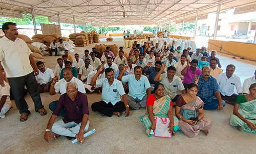 விற்பனைகுழு ஊழியர்கள்   2-வது நாளாக வேலை நிறுத்தம்