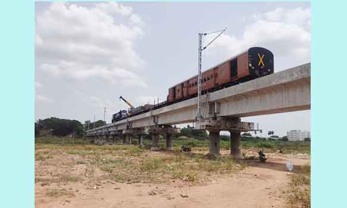 மின் ரெயில் பாதை அமைக்கும் பணி மும்முரம்