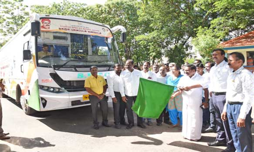 அரசு பள்ளியில் மாணவர் சேர்க்கை அதிகரிப்பது குறித்து விழிப்புணர்வு பேரணி