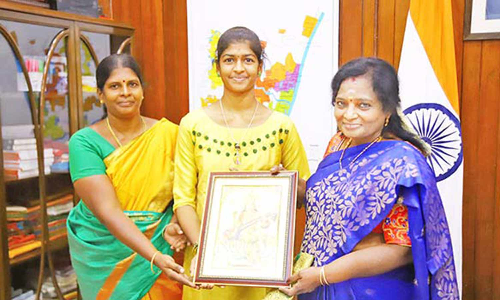 சீர்காழி மாணவியை பாராட்டிய ஆளுநர்