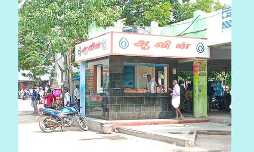 உணவகமாக மாறிய ஆவின் பாலகம்