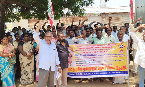 கடலூர் மாவட்டத்தில் ரேசன் கடை பணியாளர் சங்கத்தினர் 3-வது நாளாக  வேலை நிறுத்தம்