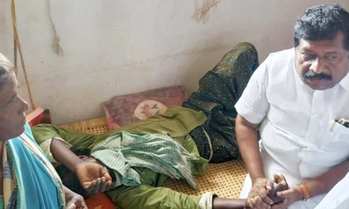 பணகுடி அருகே காருக்குள் சிக்கி பலியான 3 சிறுவர்களின் குடும்பங்களுக்கு இன்பதுரை ஆறுதல்