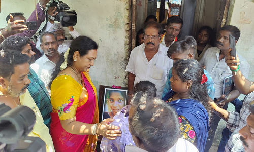 கடலூர் அருகே கெடிலம் ஆற்றில் மூழ்கி பலியான  7 பேர் குடும்பத்துக்கு  பிரேமலதா  ஆறுதல்