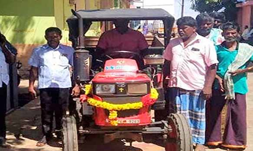 குப்பைகளை அகற்ற சொந்த நிதியில் டிராக்டர் வாங்கிய கீழக்கடையம் பஞ்சாயத்து தலைவருக்கு பாராட்டு