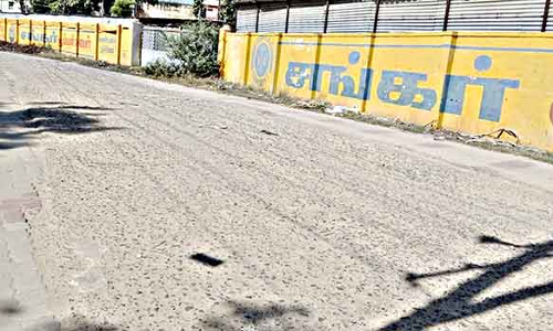 பள்ளி மாணவர்கள் செல்லும்சாலையை சீரமைக்க கோரிக்கை