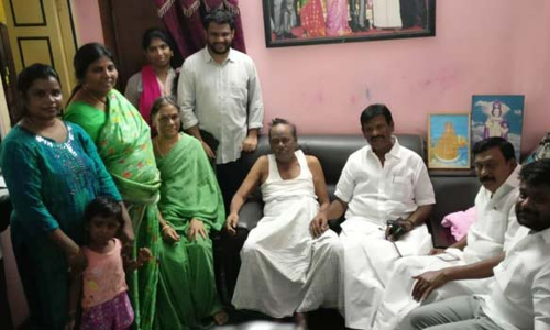 முன்னாள் திமுக அமைச்சரிடம் தமிழக முதல்வர் மு.க.ஸ்டாலின் நலம் விசாரிப்பு