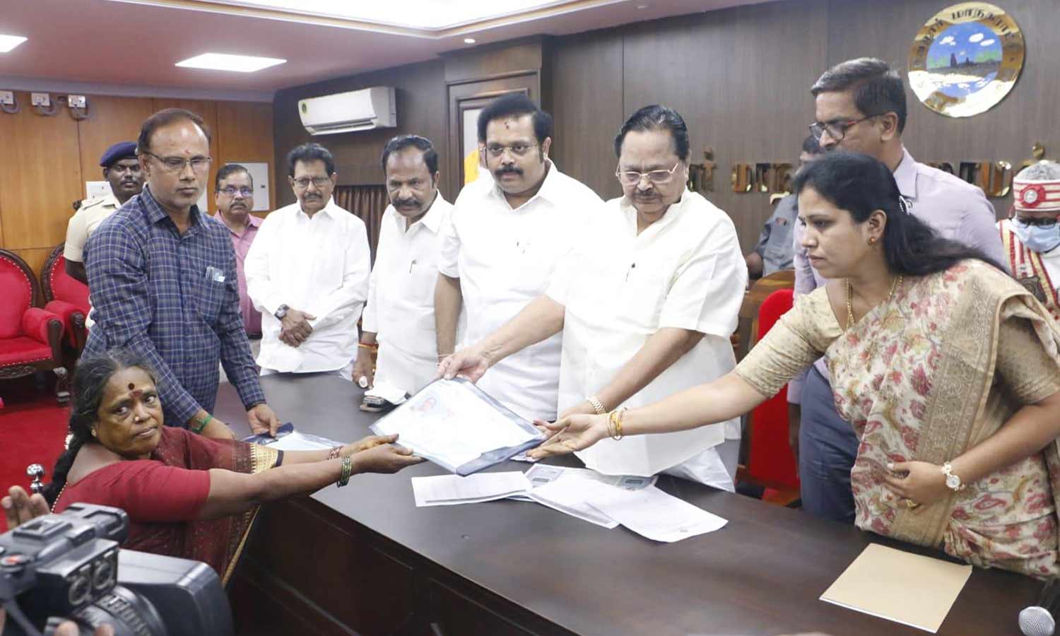 வேலூரில் 134 பேருக்கு அடுக்கு மாடி குடியிருப்புக்கான ஆணை வேலூரில் 134 பேருக்கு அடுக்கு மாடி குடியிருப்புக்கான ஆணை