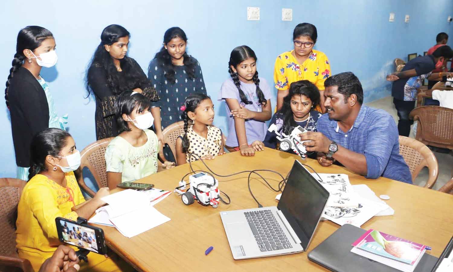 வேலூர் அறிவியல் மையத்தில் ரோபோக்களை இயக்கி அசத்திய பள்ளி மாணவர்கள் வேலூர் அறிவியல் மையத்தில் ரோபோக்களை இயக்கி அசத்திய பள்ளி மாணவர்கள்