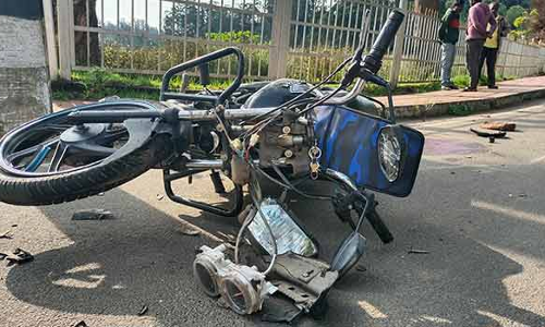 பைக் மீது லாரி மோதியதில் வாலிபர் படுகாயம்