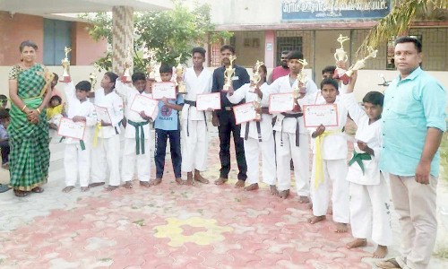 கராத்தே போட்டியில் சாதனை படைத்த மாணவர்களுக்கு பாராட்டு